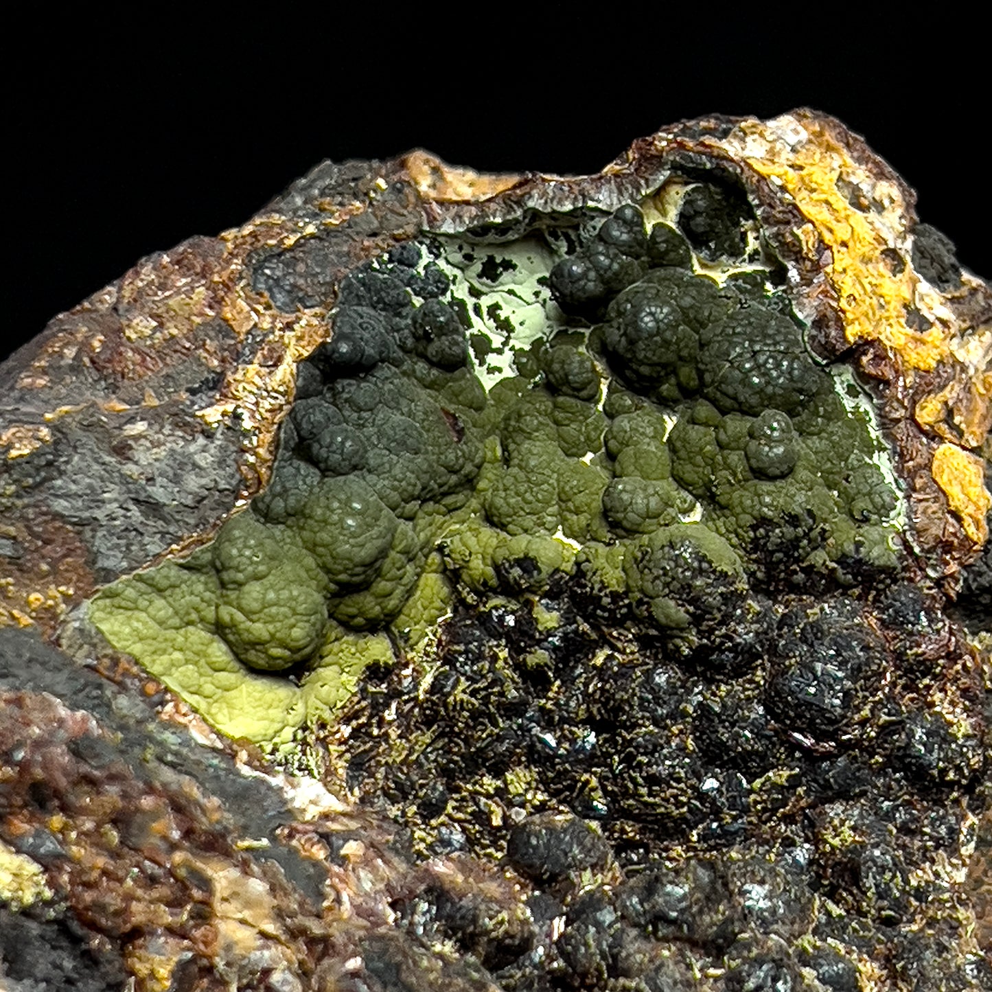 Kidwellite with Beraunite