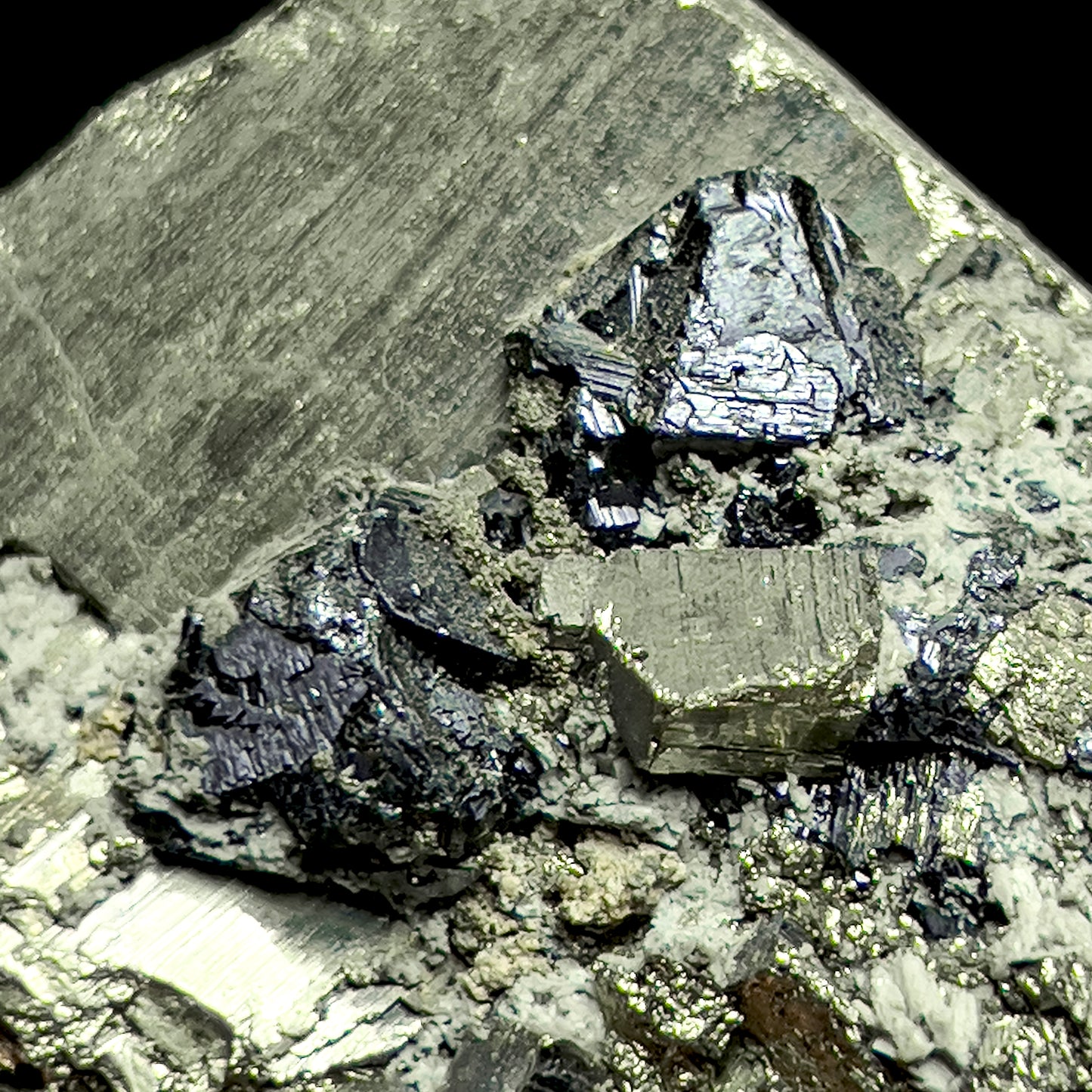 Pyrite with Magnetite